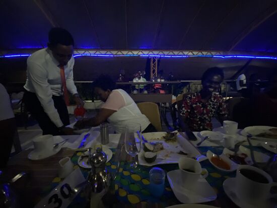 Reihum—jeder der möchte, denn eigentlich isst man hier mit den Fingern