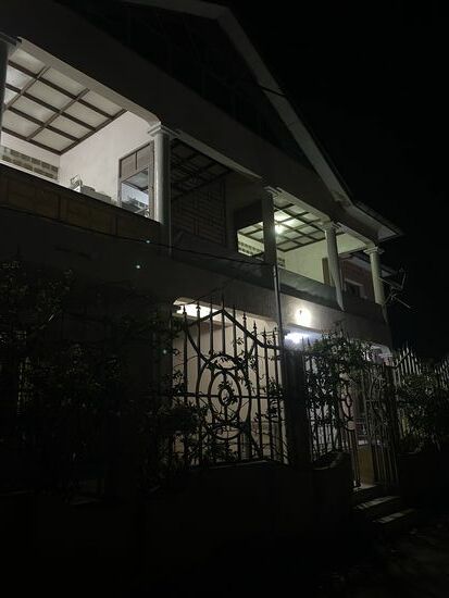 Edouard und Alice möchten uns unbedingt noch ihre Tochter zeigen, so fahren wir nach dem Essen noch zu ihrer Wohnung