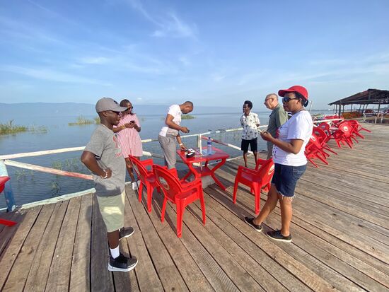 Da ist noch ein neuer junger Mann dabei—ein Bruder-Cousin—irgendwer- ich finde da nicht mehr durch