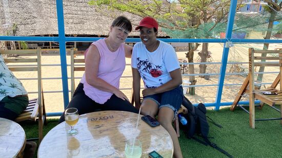 Zum lunch besuchen wir ein nettes Strandlokal mit Musik—die Burundis lieben Musik