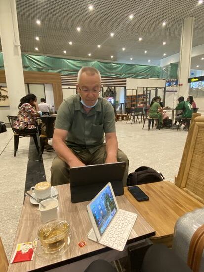 Am Gate haben wir viel Zeit zum Schreiben und daddeln