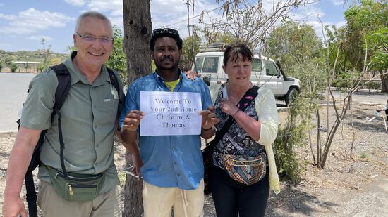 Ich bin so glücklich, Happy gesund wieder zu sehen
Er hat viel durchgemacht: geflohen, um sein Leben gebangt, mit angesehen wie ein Freund umgebracht wurde, im Gefängnis gesessen und die Kinder in Sicherheit gebracht