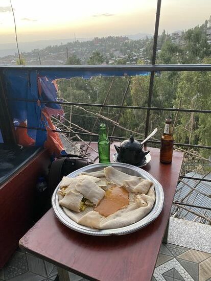 Thomas kostet heute seine erste “ Injera”