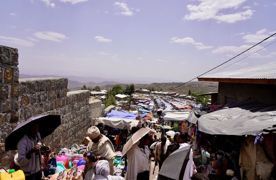 Gleich gehts zum Markt—heute ist Samstag, da ist der große Wochenmarkt, welcher direkt am „Blue Nile“ -Hotel beginnt
Mit dabei ist Joseph- der treue Anhänger von Happy und ein weiterer junger Mann,
die uns alle bettelnden Leute fernhalten