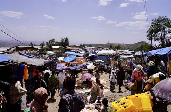 Von Textilien über Gemüse und Obst—alles wird verkauft