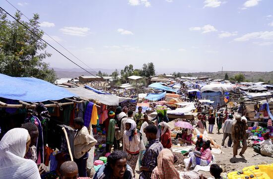 Es ist laut und staubig—natürlich werden wir angefasst und auch angebettelt, aber unsere Begleiter halten uns alle vom Leib