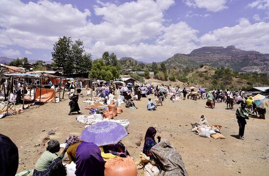 Es ist sehr heiß und die Fliegenplage—an die ich mich noch gut erinnere - ist furchtbar