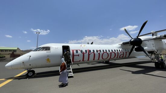 Die kleine Propeller Maschine für ca 70-80 Passagiere, die täglich von AA nach Lalibela fliegt