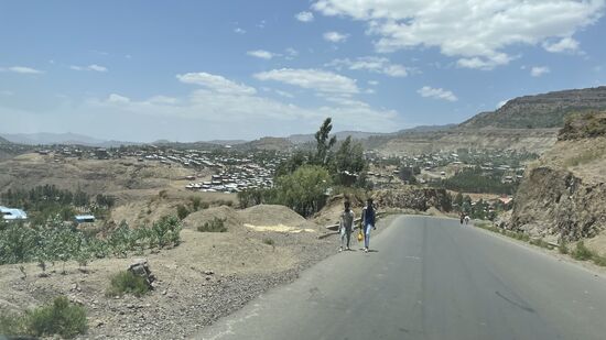 Happy hat einen Shuttle für uns besorgt, die Fahrt dauert ca 30 Minuten und wir stoppen, um Thomas einen Blick von oben auf Lalibela zu zeigen