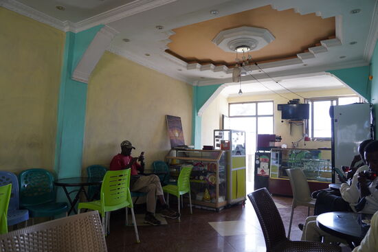 Anschließend kehren wir im Blue Nile Restaurant auf ein Getränk ein.
Momentan ist Ramadan d.h. 46 Tage wird auf jegliche tierische Produkte verzichtet.
Von daher ist das Angebot dünn, aber auch wegen des Krieges ist immer noch alles knapp. Als Happy z.B. eine Cola bestellt, gibt es keine mehr