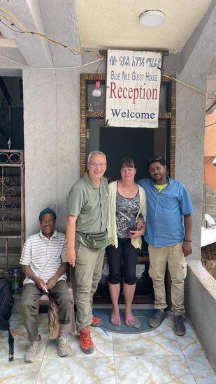 Foto vor dem Hotel mit dem „Security“ —er sieht aus, als würde er selber Schutz brauchen 