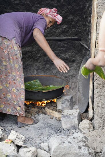 Anschließend schauen wir zu, wie das traditionelle Brot gebacken wird