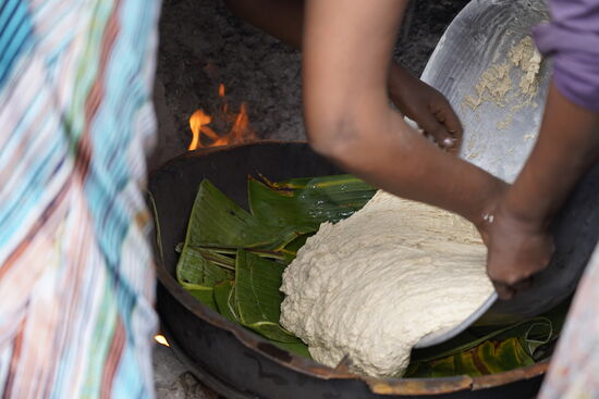 Auf Bananenblättern und offenem Feuer