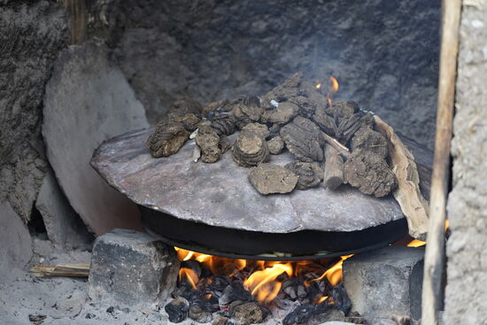 Da Holz Mangelware ist, wird getrockneter Kuhdung verwendet