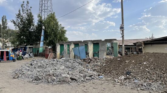 Nach einer kurzen Pause ziehen wir mit Happy noch einmal durch den Ort überall sehen wir zerstörte Gebäude…