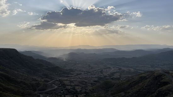 Wir besuchen das „Top twelve Hotel“ —der Eigentümer zeigt uns ein paar Zimmer und die tolle Aussicht von den Balkonen
Es wurde auch zerstört , aber es soll bald wieder Gäste empfangen und er macht eifrig Werbung