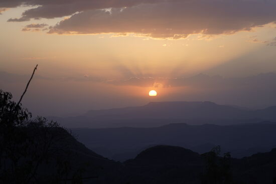 Nach Sonnenuntergang verschwindet die ganze Stadt im Dunkel.
Nur ganz wenige Häuser mit Solaranlagen verfügen über Licht.
Wir dürfen den Router ab 20 Uhr mit ins Zimmer nehmen und so das Internet nutzen. Das geht auch im Dunkeln.