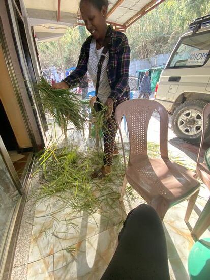 Morgens wird am Wochenende der Eingang mit Gras dekoriert