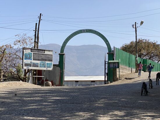 Happy holt mich gegen 9 Uhr ab und möchte mit mir das Krankenhaus am Rande von Lalibela besuchen. Dabei ist wieder ein „Freund“ von ihm