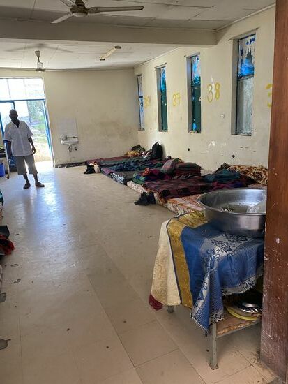 Wir besuchen das Krankenhaus—es ist bedrückend, die Rebellen haben die meisten Betten zerstört oder mitgenommen, sodass viele auf dem Boden liegen müssen.