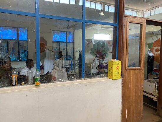 Hinter der Glaswand ist die Kinderstation