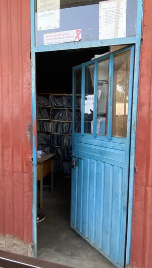 Das Archiv!! Man beachte die vielen Unterlagen im Hintergrund!