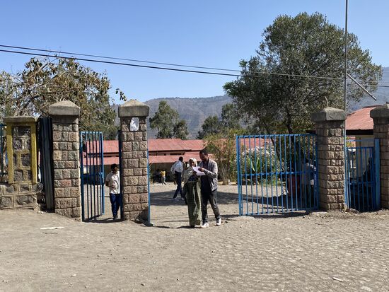 Wir kommen noch an einer Kindergartenschule vorbei, die doch geschlossen ist, da sie den Soldaten als Unterkunft dient.