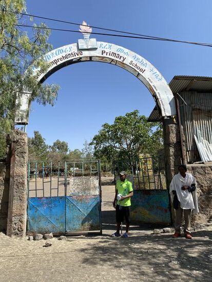 Daneben ist eine Schule für die älteren, die wir auch noch besuchen