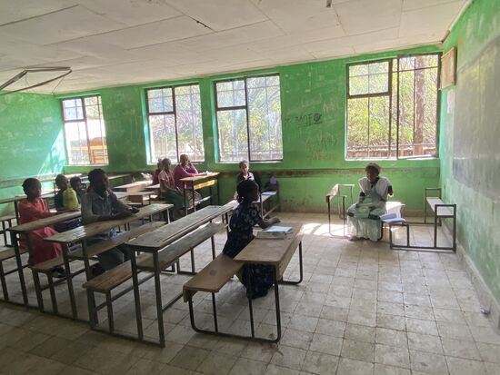 Es ist Sonntag und die Klassenräume weitestgehend leer. Ein paar Kinder besuchen aber trotzdem die Schule, da sie wegen des Krieges viel versäumt haben.