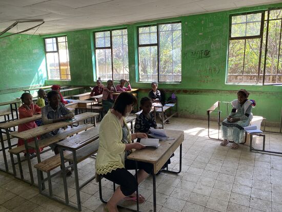 4 Monate fiel die Schule komplett aus—-sobald ich vorsichtig den Klassenraum betrete, springen alle auf und begrüßen mich