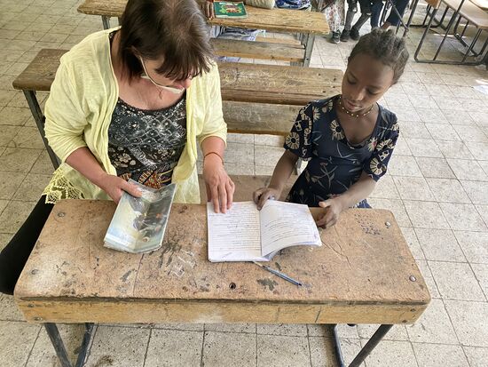 Ich schauen mir mal Hefte und Buch an—einen einzigen zerbrochenen Stift besitzt das Mädel—