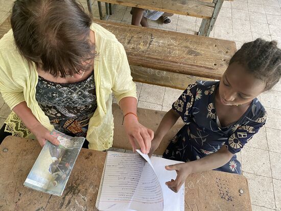 Ich hätte hier Tütenweise Stifte und Hefte mitbringen sollen!
Es fehlt hier an Dingen die für uns selbstverständlich sind und viele im Überfluss besitzen
