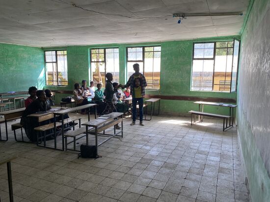 Die Kinder sind SO lernbegierig—ein Junge wird an die Tafel gerufen um etwas zu lösen. Ein weiterer korrigiert ihn an der Tafel und alle applaudieren!
