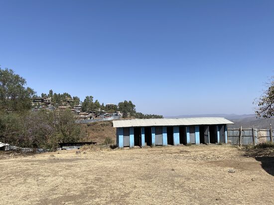 Und das sind die Toiletten und Waschräume für die Lehrer