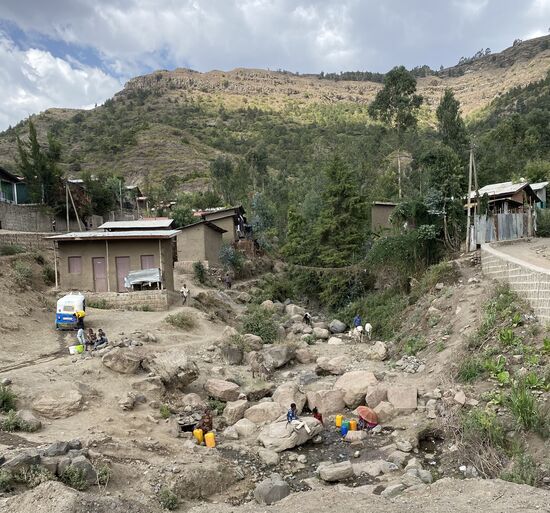 Hier sammeln die Frauen Wasser, welches in einem dünnen Rinnsaal vom Fluß kommt. Sie brauchen lange, bis da mal ein Kanister voll wird. Dieser muss dann noch weit bis nach Haus geschleppt werden