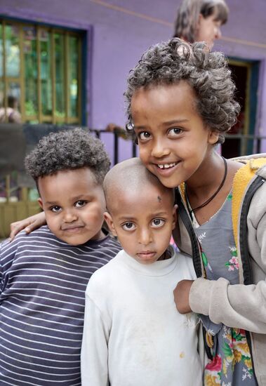 Wie immer, sind außer den Bewohnern auch einige der Nachbarkinder zu Gast.
Viele wollen die „Foreigner“ sehen.
Links ist der jüngste der Waisen—Ananiya—er ist ganz schön propper geworden-rechts ist Beti und vorn in der Mitte ein Nachbarjunge