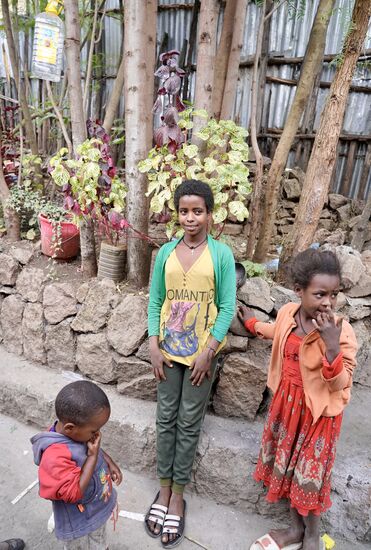 Mahder in der Mitte mit 2 Nachbarkindern