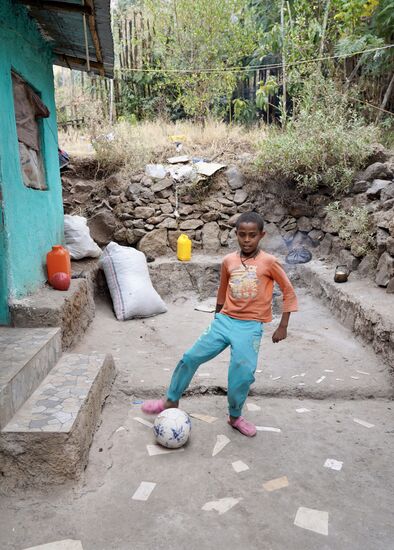 Tesfahun spielt Fußball