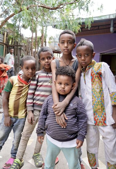 Von links: Nachbarunge-Hapetamu - Nachbarunge - Fikru - 
Ganz vorn: Ananiya