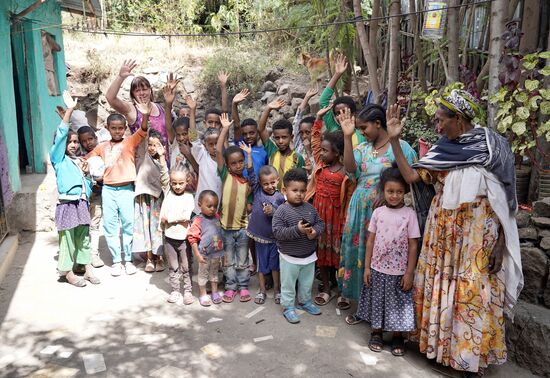 Die ganzen Kinder inklusive einiger Nachbarskinder, inclusive der Tante und der Schwester von Happy
Sentayew fehlt heute