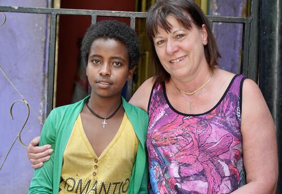 Mein Patenkind Mahder —sie ist schon 16 Jahre alt und hat sich von ihren langen Haaren getrennt.
Das haben hier viele Mädels gemacht, da es in Lalibela ja nun kein Wasser mehr gibt und man sich nur noch selten die Haare waschen kann