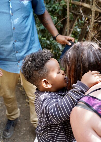 Der kleine Ananiya gibt mir Küßchen