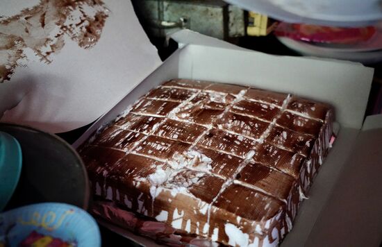 Das ist die Torte—wir schneiden sie erstmal in 24 Stücke—20 Kinder haben wir gezählt. Die Erwachsenen, inklusive Happy essen keine, da sie fasten