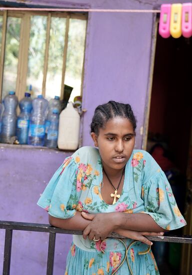 Die Schwester von Happy—sie ist 32 Jahre alt und kümmert sich auch um die Kinder