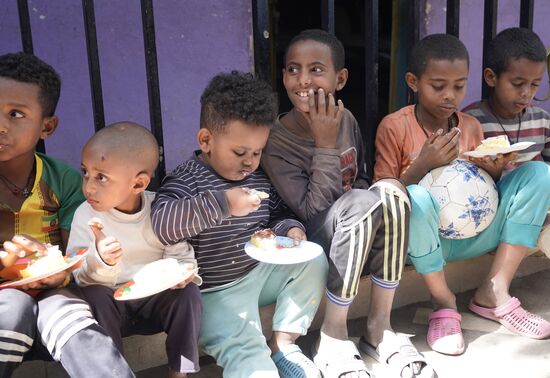 Nachbar- Nachbar- Ananiya-Kidu - Tesfahun - Hapetamu
Alle sind am mampfen—Übrigens essen Mahder und ein weiterer älterer Junge auch keinen Kuchen, weil sie fasten und in dem Kuchen ja Eier und Milch sind