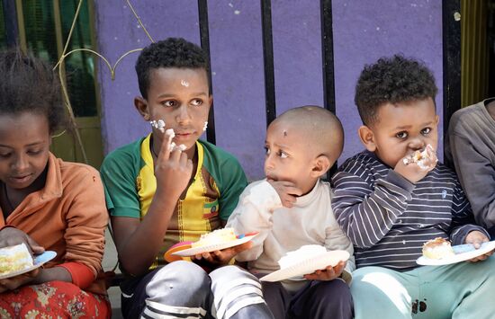 Ananiya isst dafür umso mehr: ich zähle 3!! Stücke
Aber da heute sein 3. Geburtstag ist, gibt man gern