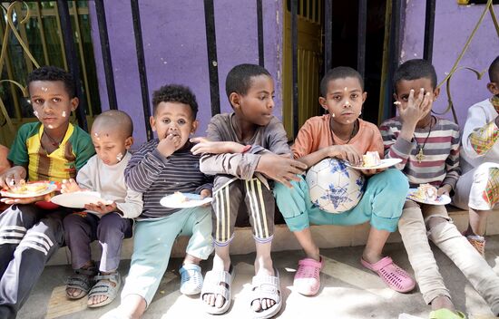 Nachbar- Nachbar—Ananiya-Kidu- Tesfahun-Hapetamu
Sie schmieren sich etwas von der Sahne ins Gesicht, dass ist Geburtstagsbrauch