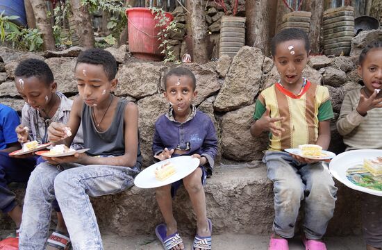 Viele holen sich ein weiteres Stück und im Nu ist der Kuchen verschwunden