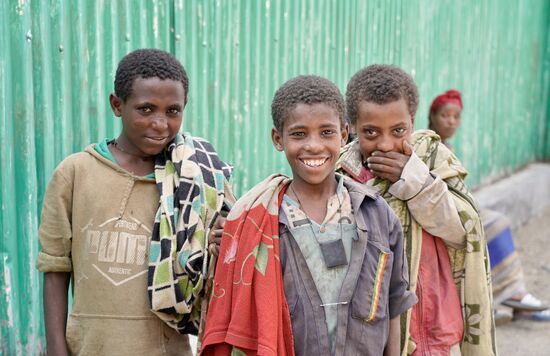 Vor dem Abendessen machen wir noch einen Spaziergang durchs Dorf—wieder treffen wir viele Kinder—