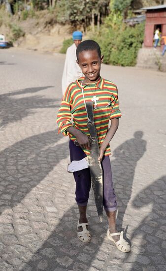 Er zeigt stolz sein selbstgebasteltes Maschinengewehr…ich bekomme Gänsehaut…